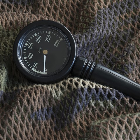 Manomètre sous-marin breveté, avec boîtier monobloc en laiton, d’un diamètre de 65 mm, cadran à fond noir, numéros et aiguilles SUPER VISION, avec tuyau flexible HP, protection