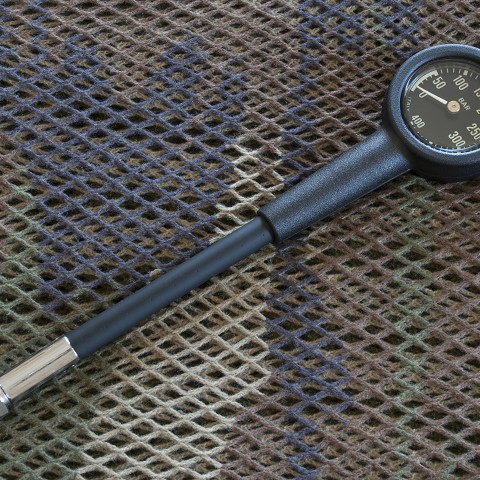 Mini-manomètre sous-marin breveté, avec boîtier monobloc en laiton, d’un diamètre de 50 mm, cadran à fond noir, numéros et aiguilles SUPER VISION, avec tuyau flexible HP de 18 cm