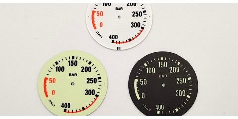Dials for pressure gauges and depth gauges