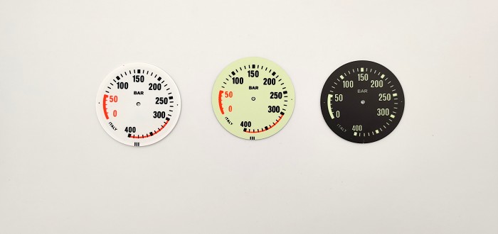 Dials for pressure gauges and depth gauges