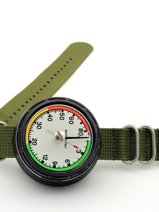 Depth gauge with NATO strap