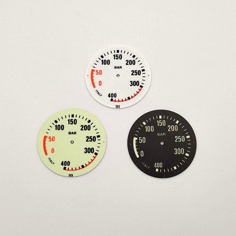 Dials for pressure gauges and depth gauges in different measurement scales, with colored sectors. Available in the version with Standard luminescence, Super Vision on high luminescence plate and Military versions with <br>