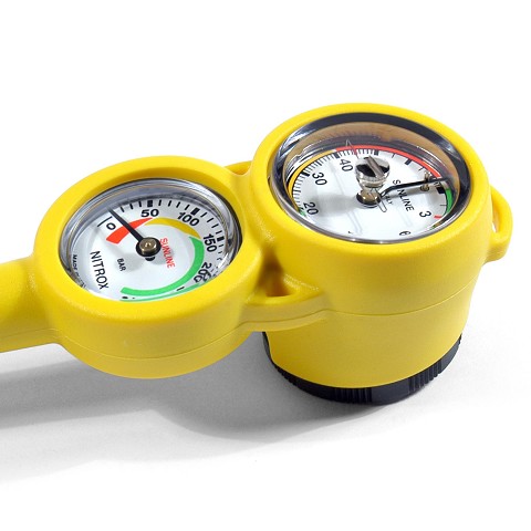 Mini scuba-diving console composed of Vale mini pressure gauge, PD 70 analogue depth gauge, SL mini-compass, with HP flexible tube, with soft thermoplastic protection.