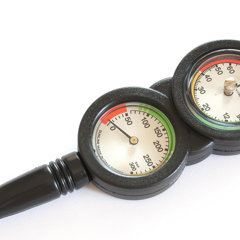 Traditional scuba-diving console composed of a MBA pressure gauge and PD 80 analogue depth gauge with HP flexible tube, with
